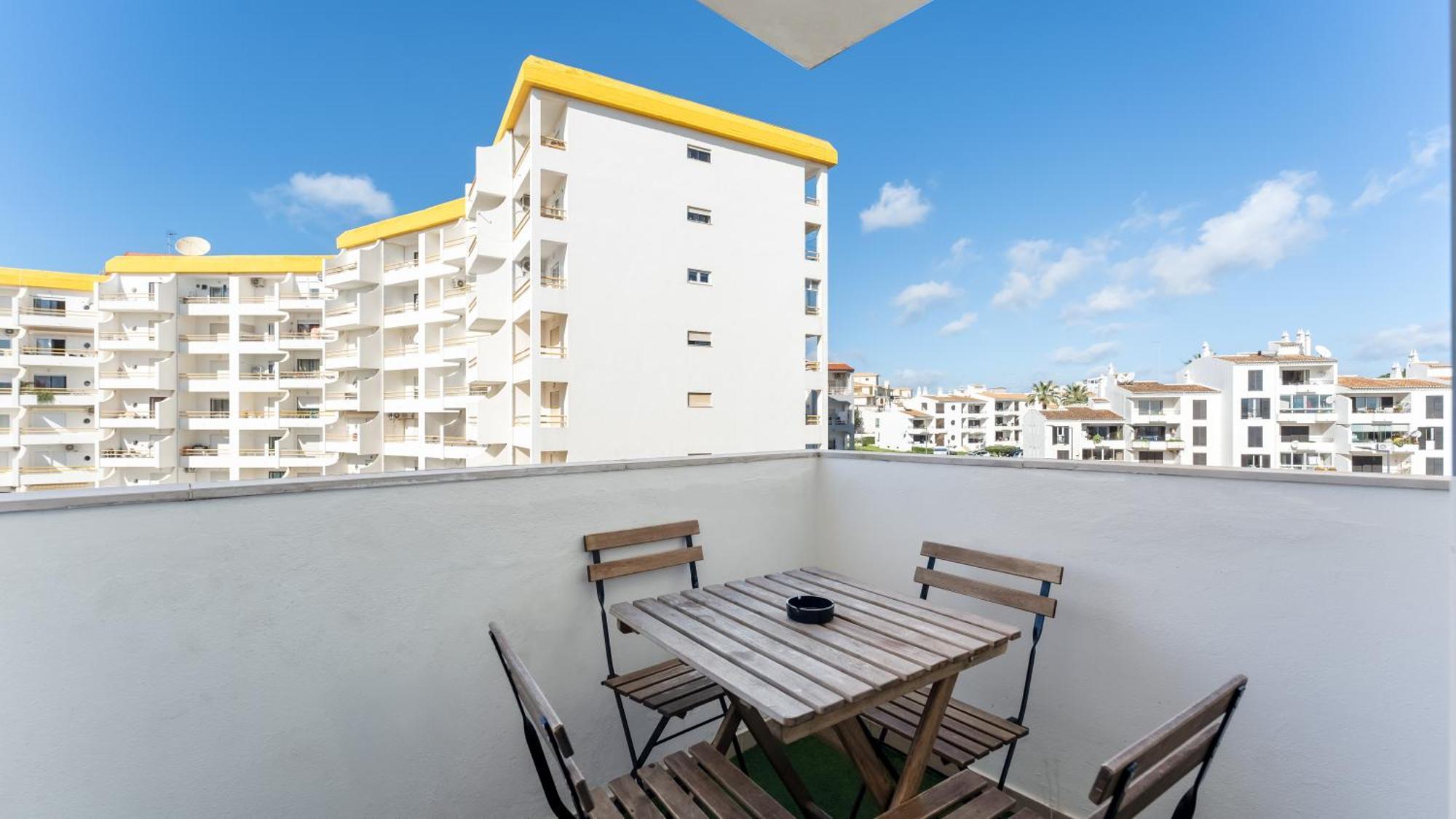 Sunny Retreat With Pool And Balcony By Lovelystay アルブフェイラ エクステリア 写真